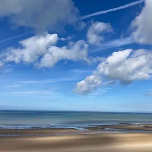 https://apt-happy-in-oostende-lovely-with-seaview-at-the-beach.bruges-hotels.info